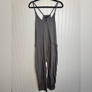 Grey loose fit sleeveless jumpsuit similar to Hotshot has pockets size large Q23